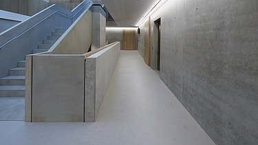 Foto Gang mit Treppen und Sichtbeton