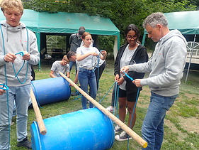 Foto von jungen Menschen, die ein Floß bauen