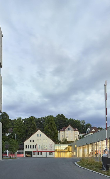 Foto einer Feuerwache mit Rettungsübungsturm