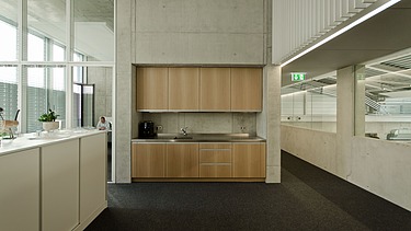 Foto Teeküche in Sichtbeton integriert