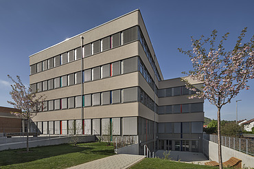 Foto Gebäudeecke mit Abgang in Pausenhof