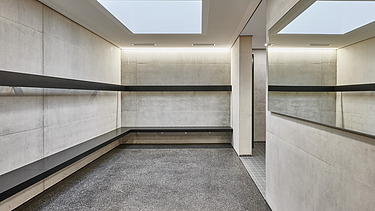 Innenaufnahme Umkleideraum mit Sichtbeton