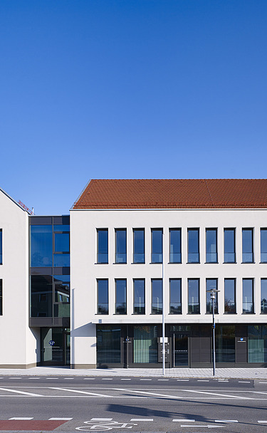 Foto Gebäude mit Straße und weißer Fassade