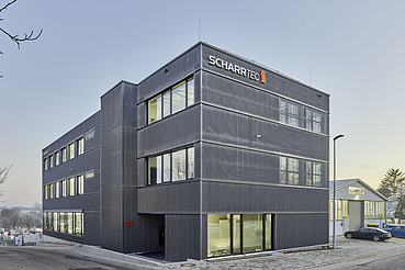 Foto von Gebäude, dunkler Fassade und bei Dämmerung