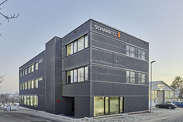 Foto von Gebäude, dunkler Fassade und bei Dämmerung