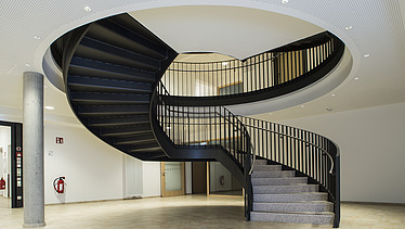 Foto im Innenbereich mit schwarzer Wendeltreppe