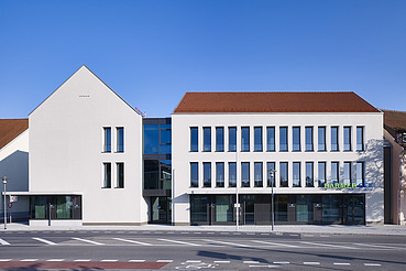 Foto Gebäude mit Straße und weißer Fassade