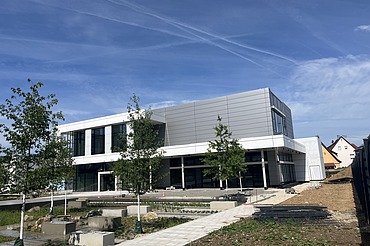 Foto von Gebäude von weiter weg und blauem Himmel