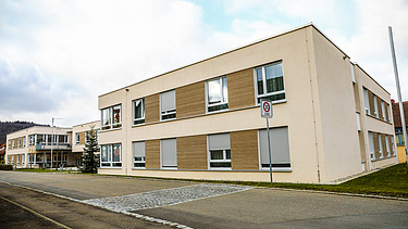 Foto Gebäude mit Straße 