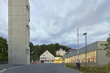 Foto einer Feuerwache mit Rettungsübungsturm