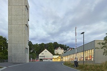 Foto einer Feuerwache mit Rettungsübungsturm
