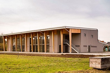 Foto Frontseite Sporthalle mit Sportplatz im Vordergrund