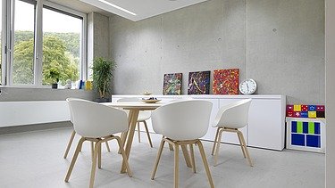 Foto Aufenthaltsraum mit Sitzgelegenheit und Sichtbeton