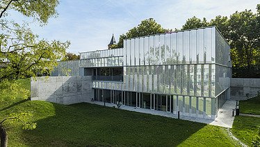 Foto Seitenansicht Theater mit großer Sichtbetonstützwand