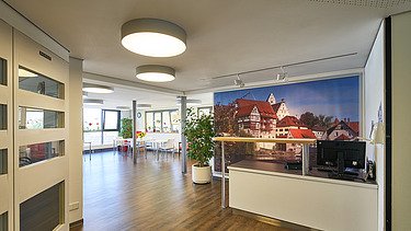 Foto Innenbereich mit Empfangstheke und Aufenthaltsbereich