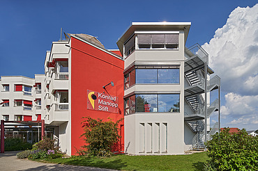 Foto von Gebäude mit Schriftzug der Einrichtung