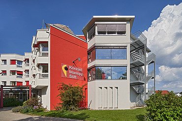 Foto von Gebäude mit Schriftzug der Einrichtung