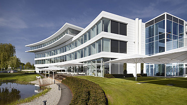 Foto Seitenansicht Gebäude mit Garten und See