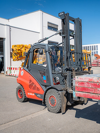 Gabelstapler befördert Schalung