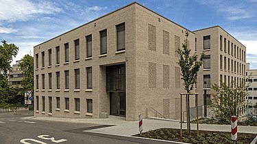 Foto von Rückseite des Gebäudes mit Tiefgaragen-Einfahrt