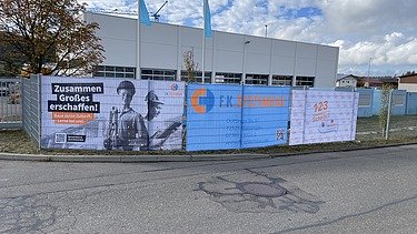 Zaun mit Bannern der Firma