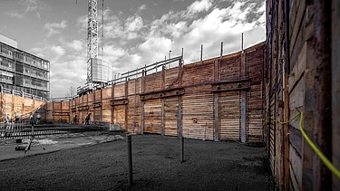 Foto in der Baugrube, teilweise in schwarz.weiß