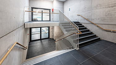 Foto Treppenhaus mit Sichtbetonwänden