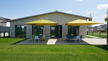 Foto Blick auf Terrasse mit Sonnenschirmen und Sitzplätzen