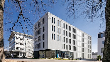 Ansicht gegenüberliegende Straßenseite Gebäude