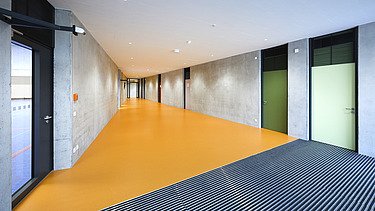 Foto von Innenbereich Flur mit Sichtbeton