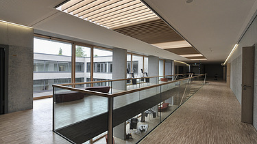 Foto Flur mit Sichtbeton und Treppe