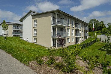 Foto von außen mit 2 Gebäudeteilen 