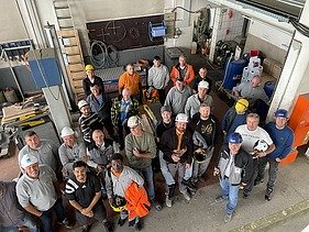 Gruppenfoto von oben mit Teilnehmern des Sicherheitstags