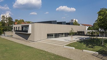 Foto Eingangsbereich andere Seite mit Vorplatz und Treppen