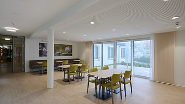 Foto im Innenbereich mit Sitzbereich 