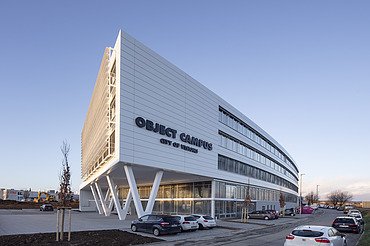 Foto Gebäudeecke mit gekrümmter Fassade 