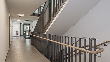 Foto innen Gang mit Treppenhaus