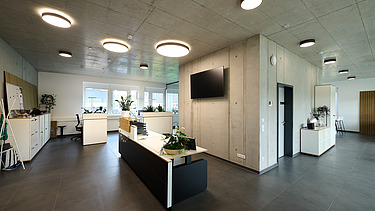 Foto Innenbereich Bürogebäude mit Empfangsbereich und Sichtbeton