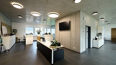 Foto Innenbereich Bürogebäude mit Empfangsbereich und Sichtbeton