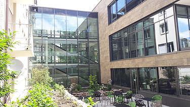 Foto Innenhof mit Tischenund Stühlen