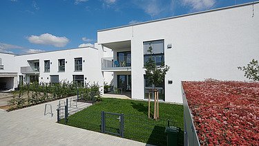 Foto Gebäude mit Balkon und Gartenbereich
