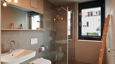 Bei dem Alternativtext wird beschrieben, was auf dem Bild zu sehen ist.