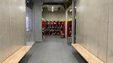 Foto auf breite Außentreppe zum Jugendzentrum