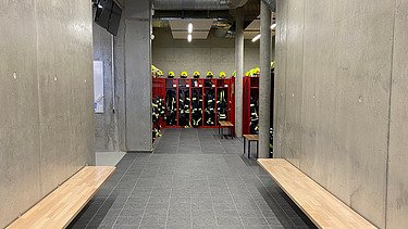 Foto auf breite Außentreppe zum Jugendzentrum