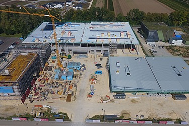 Drohnenbild einer großen Baustelle mit 3 Gebäudeteilen
