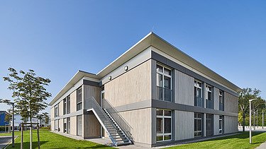 Foto von der Straße aus mit Gebäudeeck