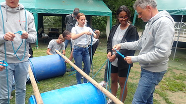 Foto von jungen Menschen, die ein Floß bauen