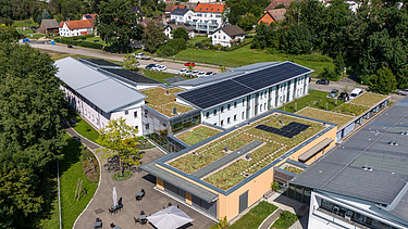 Drohnenbild eines Altenheim mit mehreren Gebäuden und Freifläche