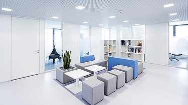 Foto Innenbereich mit open Office, Wartebereich und Regalen