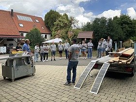 Auszubildende hören den Anweisungen der Fachkraft für Arbeitssicherheit zu 